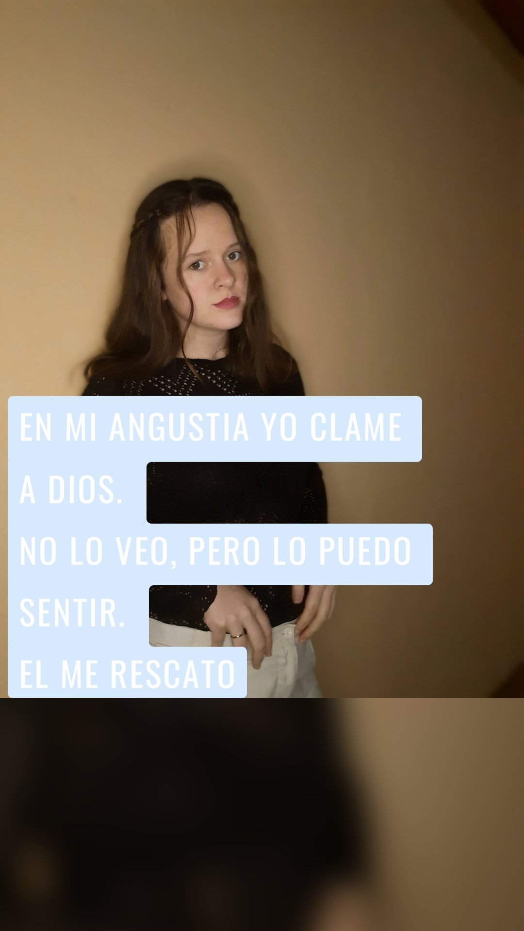 En mi angustia yo clame a Dios.
No lo veo, pero lo puedo sentir.
El me rescato